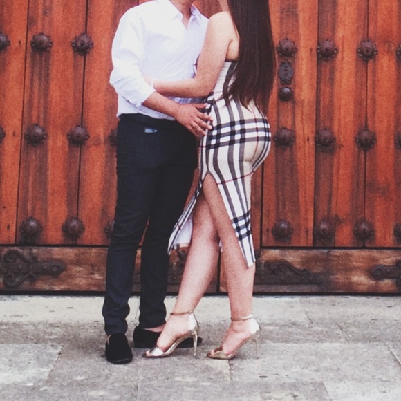 A Classy yet sexy look✨ - Picture 3 of 4